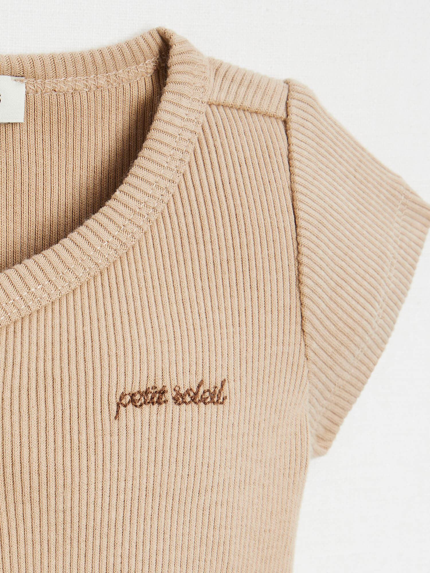 בגד גוף מעטפת צבע קרמל עם רקמת "Petit soleil"