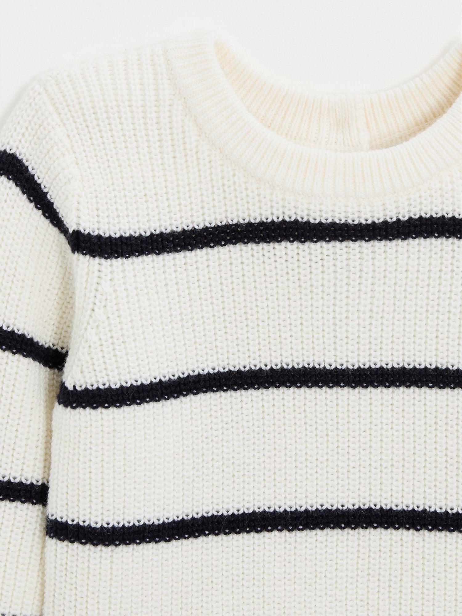 סוודר פסים בגוון לבן-שמנת