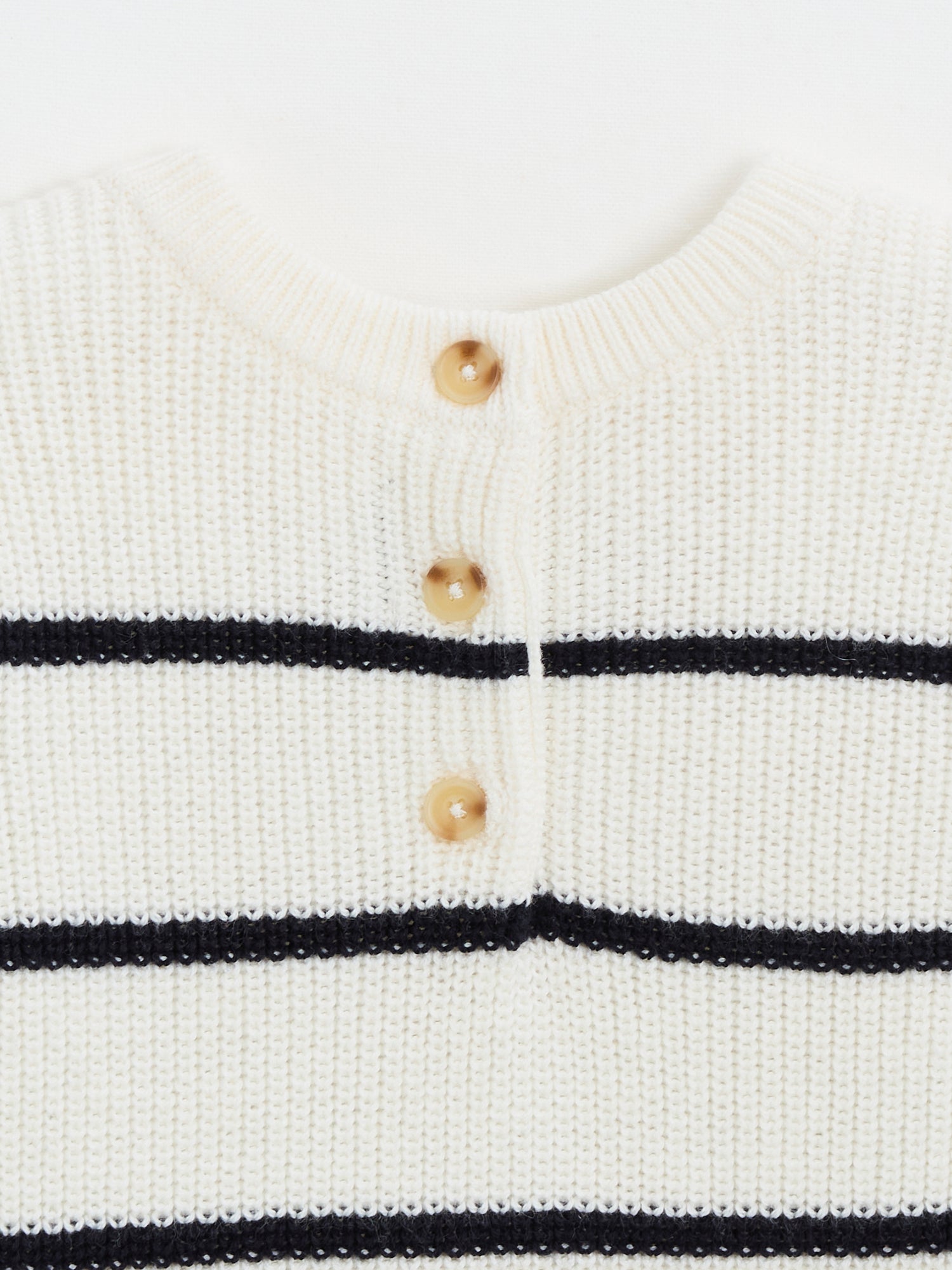 סוודר פסים בגוון לבן-שמנת