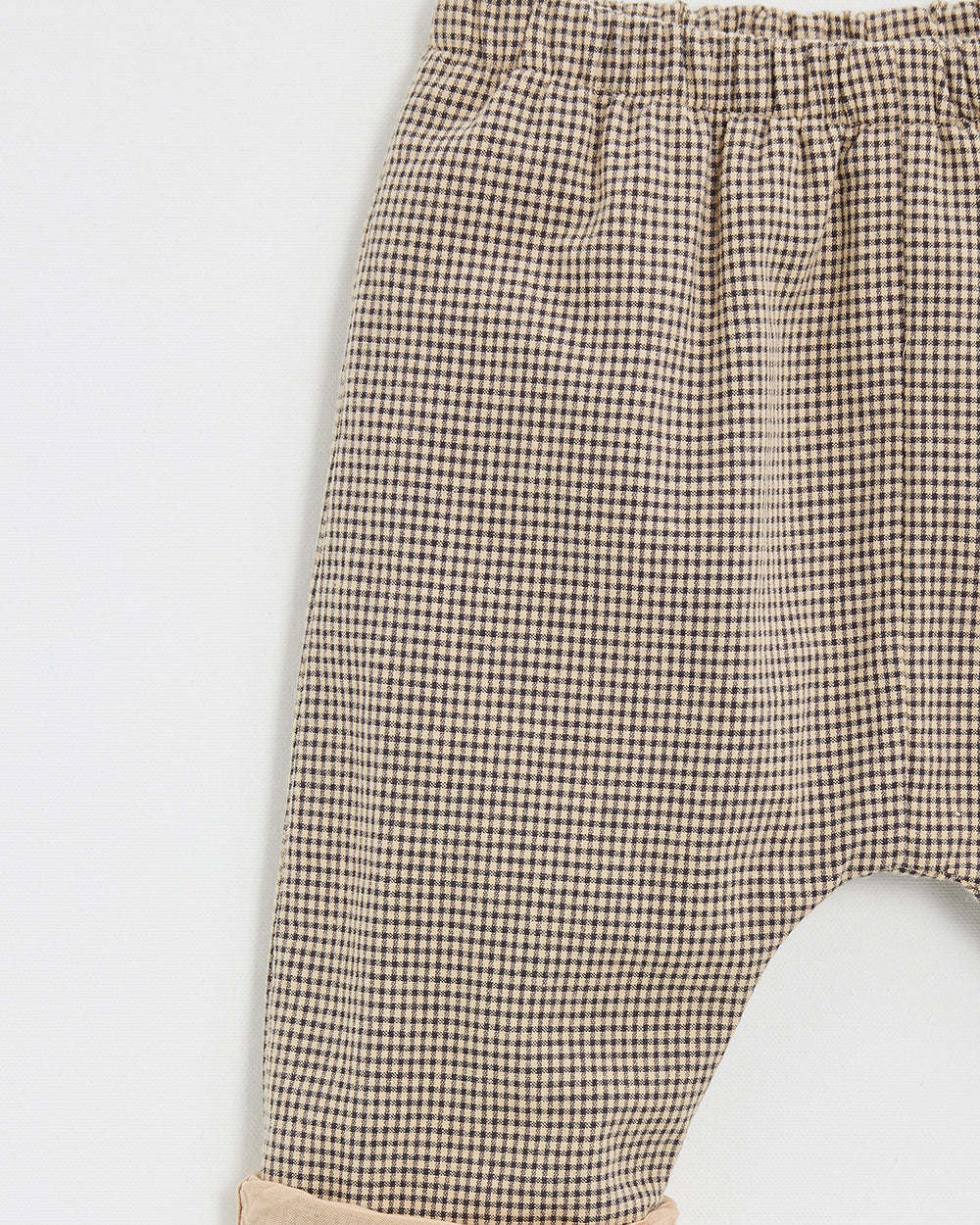 מכנסי משבצות בגוון בז' ואפור פחם