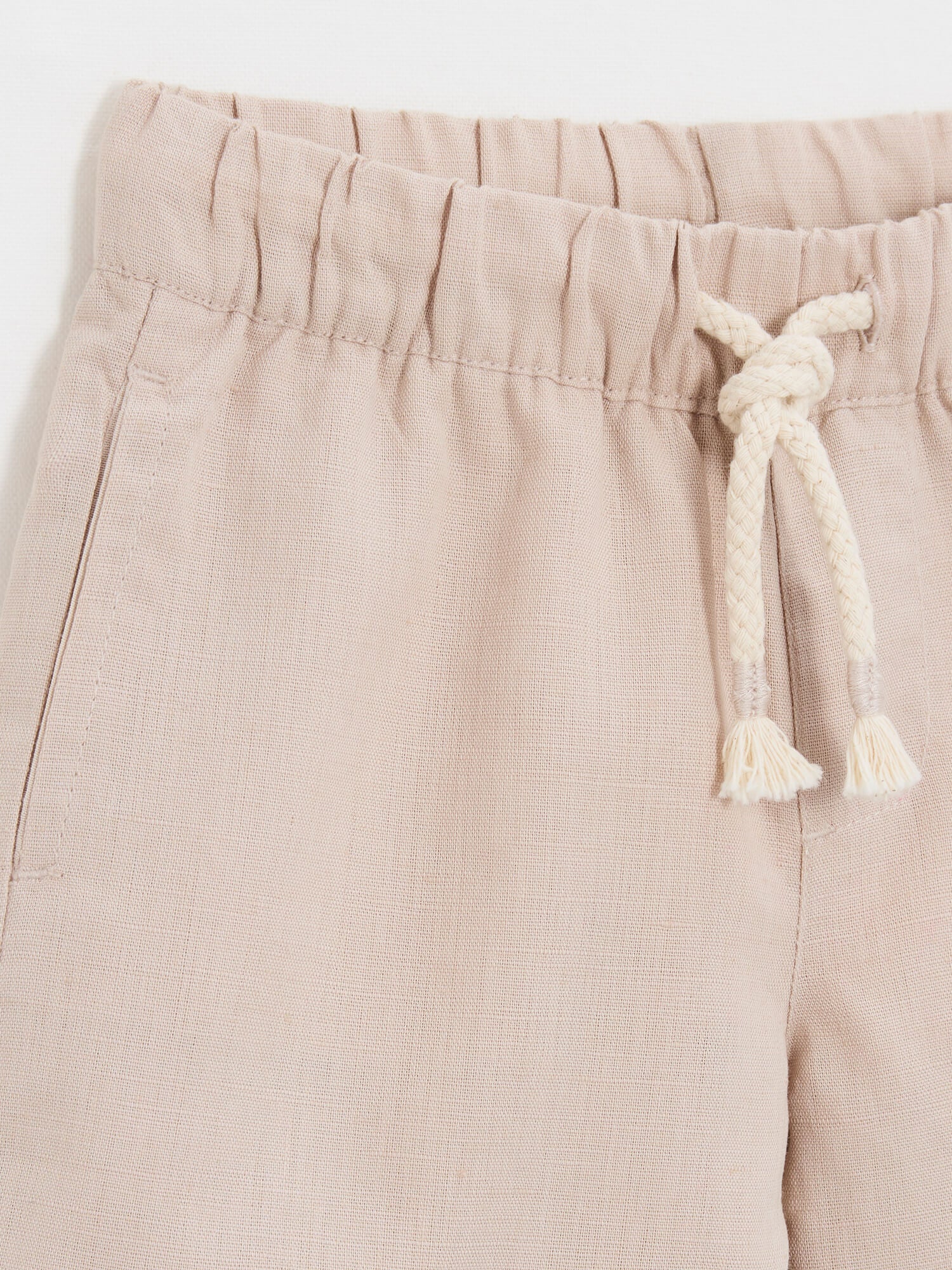 מכנס קצר בז׳ פשתן וכותנה